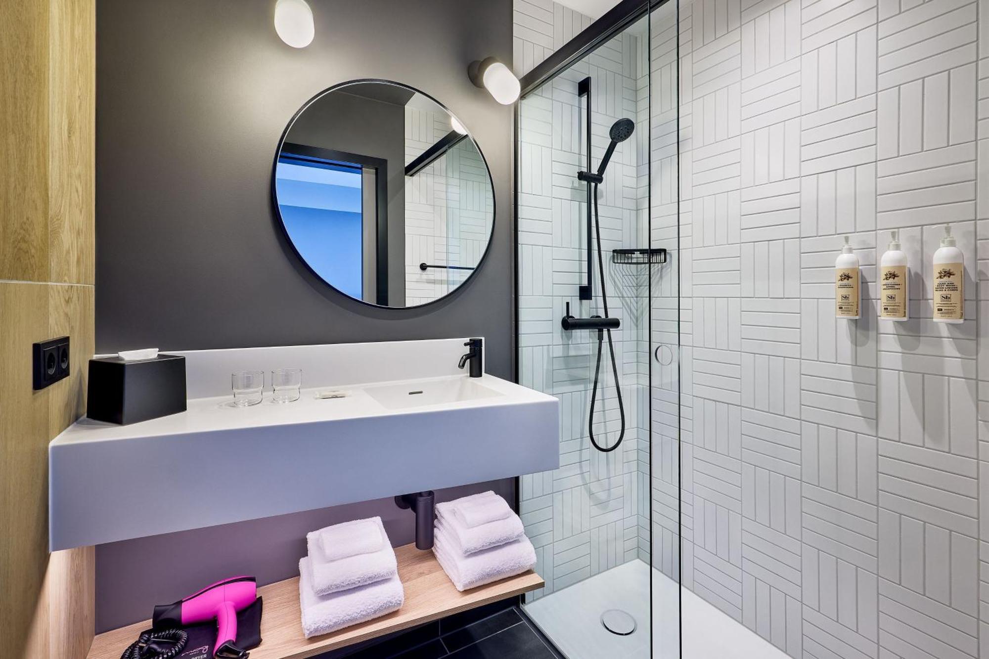 Moxy Luxembourg Airport Hotel Niederanven Exterior photo
